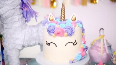 Küçük kızın Doğum günü partisinde parti masada buttercream pastayla tek boynuzlu at