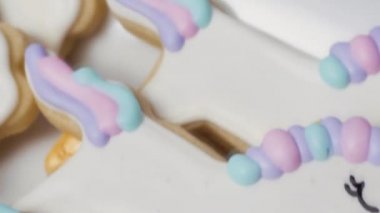 Tek boynuzlu at pasta küçük kız Doğum günü partisinde yakın çekim