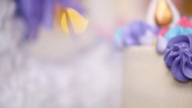 Tek boynuzlu at pasta küçük kız Doğum günü partisinde yakın çekim