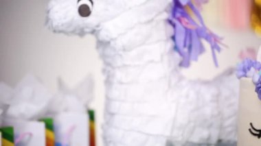 Tek boynuzlu at pasta küçük kız Doğum günü partisinde yakın çekim