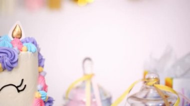 Tek boynuzlu at pasta küçük kız Doğum günü partisinde yakın çekim