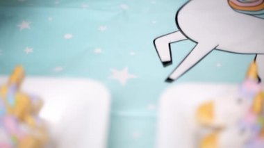 Tek boynuzlu at pasta küçük kız Doğum günü partisinde yakın çekim