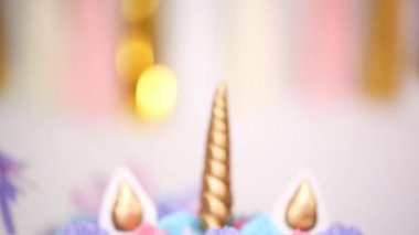 Tek boynuzlu at pasta küçük kız Doğum günü partisinde yakın çekim