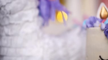 Tek boynuzlu at pasta küçük kız Doğum günü partisinde yakın çekim