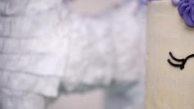 Tek boynuzlu at pasta küçük kız Doğum günü partisinde yakın çekim