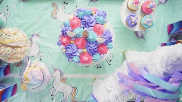 Cámara Lenta Rebanando Pastel Unicornio Fiesta Cumpleaños Una Niña — Vídeos de Stock