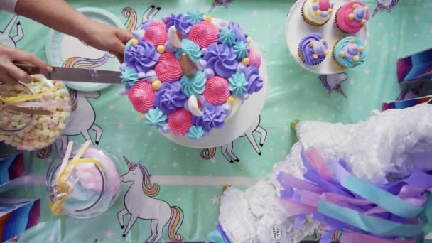 Rallentatore Affettare Torta Unicorno Alla Festa Compleanno Della Bambina — Video Stock
