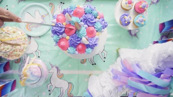 Cámara Lenta Rebanando Pastel Unicornio Fiesta Cumpleaños Una Niña — Vídeos de Stock