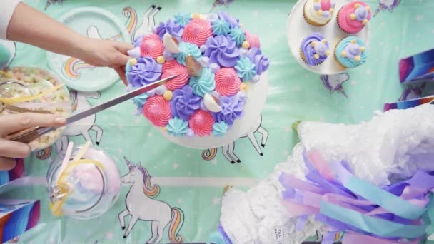 スローモーション 小さな女の子の誕生日パーティーでユニコーン ケーキをスライス — ストック動画