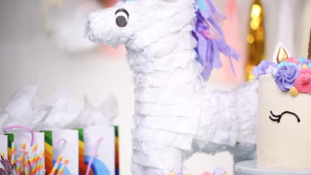 Pastel Unicornio Con Crema Mantequilla Mesa Fiesta Cumpleaños Niña — Vídeo de stock