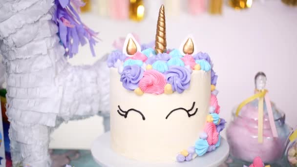 Unicorn Cake Met Botterroom Tafel Van Partij Verjaardag Meisje — Stockvideo