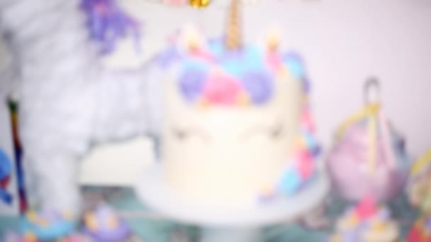 小女孩生日聚会桌上有奶油的独角兽蛋糕 — 图库视频影像