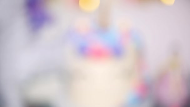 Торт Маслом Единорогом Праздничном Столе Дне Рождения Маленькой Девочки — стоковое видео