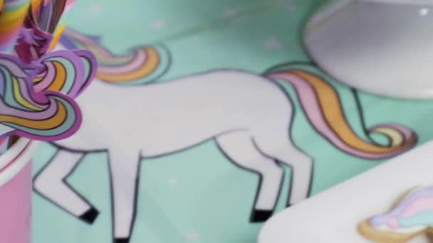 Primer Plano Del Pastel Unicornio Fiesta Cumpleaños Niña — Vídeos de Stock
