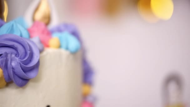 Tek Boynuzlu Pasta Küçük Kız Doğum Günü Partisinde Yakın Çekim — Stok video