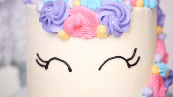 小さな女の子の誕生日パーティーでケーキをユニコーンのクローズ アップ — ストック動画