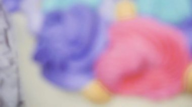 Ağır çekim. Tek boynuzlu at pasta küçük kız Doğum günü partisinde yakın çekim