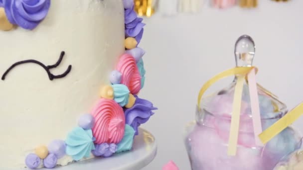 Slow Motion Close Van Unicorn Taart Kleine Meisje Verjaardagsfeestje — Stockvideo