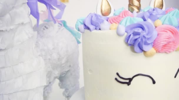 慢动作 小女孩生日聚会上的独角兽蛋糕特写 — 图库视频影像