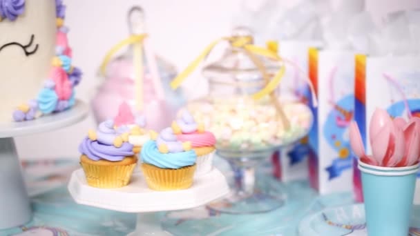 Mesa Fiesta Cumpleaños Niña Con Pastel Unicornio Cupcakes Galletas Azúcar — Vídeos de Stock