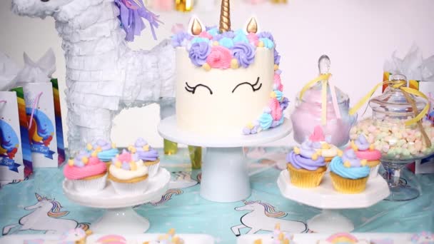 Kleine Meisje Verjaardag Party Tafel Met Eenhoorn Taart Cupcakes Suiker — Stockvideo