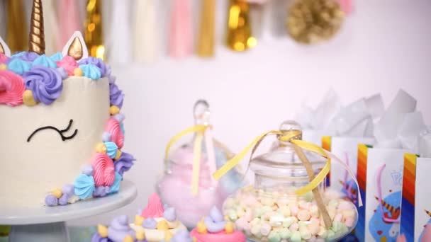 Petite Table Fête Anniversaire Avec Gâteau Licorne Cupcakes Biscuits Sucre — Video