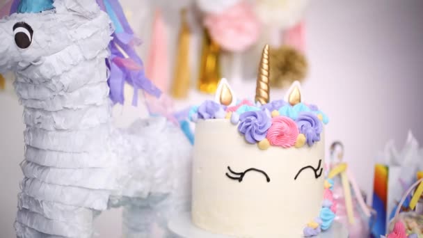 ユニコーン ケーキ カップケーキ シュガー クッキーと小さな女の子の誕生日パーティー テーブル — ストック動画