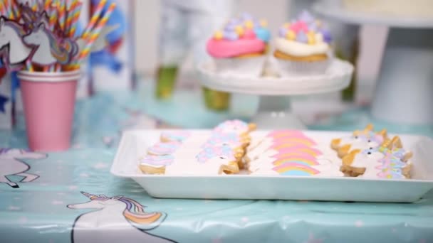 Mesa Fiesta Cumpleaños Niña Con Pastel Unicornio Cupcakes Galletas Azúcar — Vídeo de stock