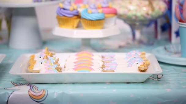 Kleine Meisje Verjaardag Party Tafel Met Eenhoorn Taart Cupcakes Suiker — Stockvideo