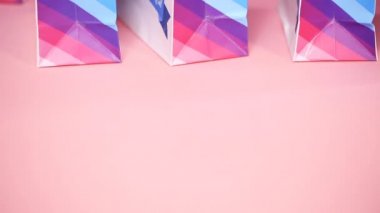 Küçük kızın Doğum günü partisinde tek boynuzlu at temalı Doğum günü partisi tercih