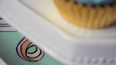 Ağır çekim. Küçük kızın Doğum günü partisi tablo tek boynuzlu at kek, top kek ve şekerli kurabiye ile yakın çekim.