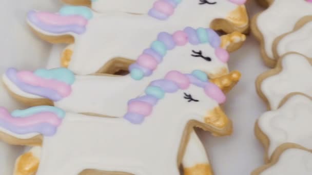 Primer Plano Mesa Fiesta Cumpleaños Niña Con Pastel Unicornio Magdalenas — Vídeo de stock