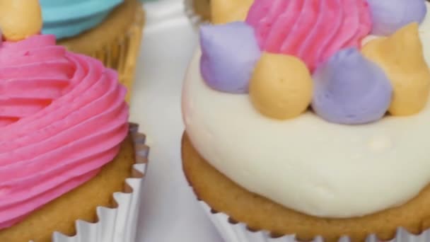 Nahaufnahme Vom Geburtstagstisch Eines Kleinen Mädchens Mit Einhornkuchen Cupcakes Und — Stockvideo