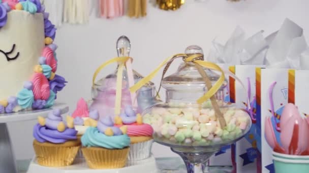 Lassú Mozgás Kis Lány Születésnapi Fél Tábla Unicorn Torta Cupcakes — Stock videók