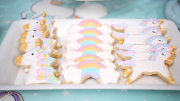 Zbliżenie Małą Dziewczynką Urodziny Party Tabeli Jednorożcem Ciasta Babeczki Cookies — Wideo stockowe