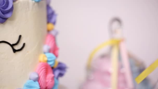 Primer Plano Mesa Fiesta Cumpleaños Niña Con Pastel Unicornio Magdalenas — Vídeos de Stock