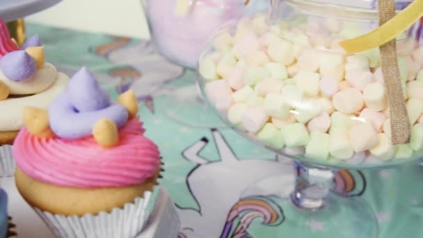 Movimento Lento Feche Mesa Aniversário Menina Com Bolo Unicórnio Cupcakes — Vídeo de Stock