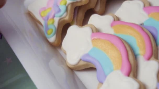 Zeitlupe Nahaufnahme Vom Geburtstagstisch Eines Kleinen Mädchens Mit Einhornkuchen Cupcakes — Stockvideo