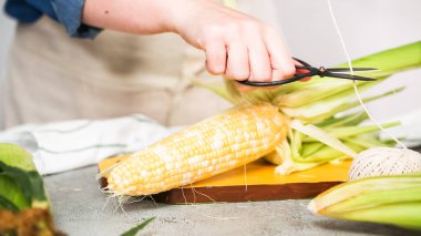 Meksika Mısır koçanı Elote yapmak için organik Mısır shucking.