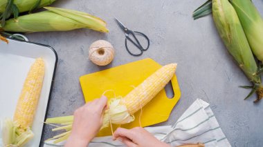 Meksika Mısır koçanı Elote yapmak için organik Mısır shucking.
