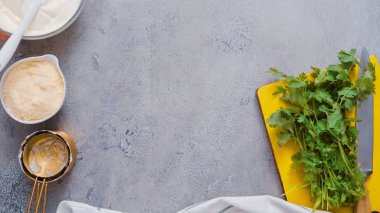 Ahşap kesme tahtası üzerinde kesme kişniş.