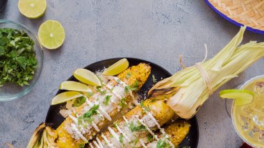 Elote baharat ve taze kişniş ile süslenmiş Meksika Mısır.