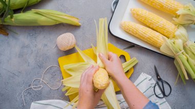 Meksika Mısır koçanı Elote yapmak için organik Mısır shucking.