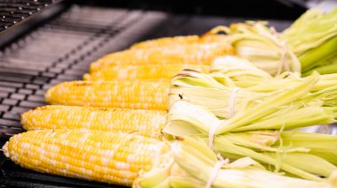 Taze organik Mısır Meksika yapmak için açık gaz ızgara ızgara soğanların om cob elote.