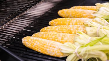 Taze organik Mısır Meksika yapmak için açık gaz ızgara ızgara soğanların om cob elote.