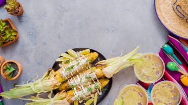 Elote baharat ve taze kişniş ile süslenmiş Meksika Mısır.