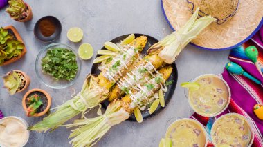 Elote baharat ve taze kişniş ile süslenmiş Meksika Mısır.