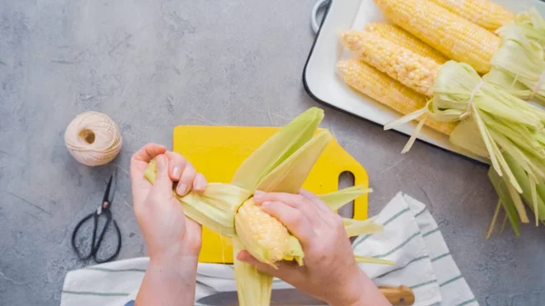 Sacando Maíz Orgánico Para Hacer Maíz Mexicano Mazorca Elote —  Fotos de Stock