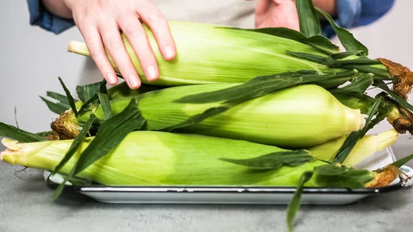 Gettare Mais Biologico Fare Mais Messicano Sulla Pannocchia Elote — Foto Stock