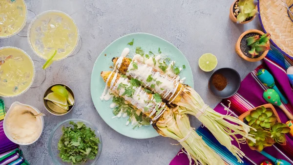 Mexikói Kukorica Cob Elote Körítve Fűszerek Friss Koriander — Stock Fotó